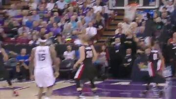 McCollum (30) mantiene la persecución sobre los Grizzlies