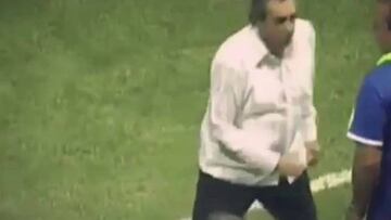 Tomás Boy fue mojado por un aficionado tras el partido