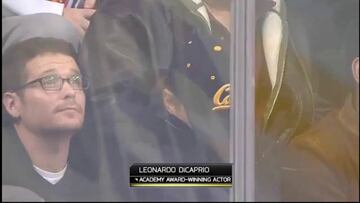 ?Mira c車mo se escondi車 DiCaprio en un partido de la NHL!
