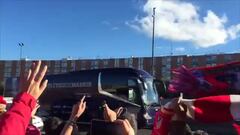 Atlético fans greet their heroes before Barcelona match