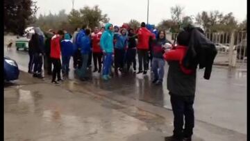 A los hinchas no les importó la lluvia: le cantaron a la UC igual