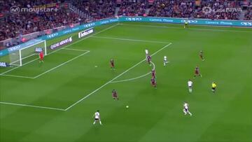 La mala suerte que persigue a Bravo: autogol de Rakitic