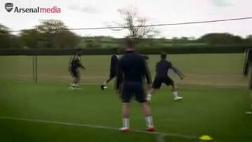 El 'tontito' con túnel incluido que alegró práctica de Arsenal