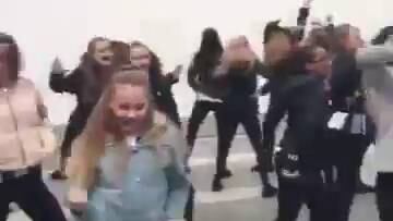 Baile y piruetas para presentar la nueva playera del WBA