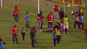 Dos heridos graves tras una pelea de hinchas en el Rei Pelé