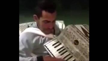 Carlos Tévez y su lado más artista: así toca el acordeón