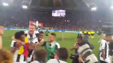 Cuadrado agita la bandera de Colombia en festejo de la Juve