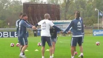 El curioso desafío que aceptó Messi en práctica de Argentina