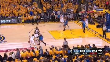 Curry enamoró con un canastón... que abrió la lluvia de triples