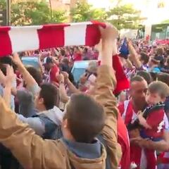 La afición se rinde a Simeone al grito de "¡'Cholo' quédate!"