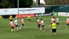 Toni Kroos mimics Cristiano with a "Siiiiiii" celebration in training