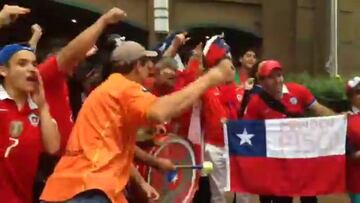 La barra chilena ya alienta al plantel en el hotel de la Roja