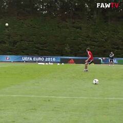 Gareth Bale y su impresionante tijera en práctica de Gales