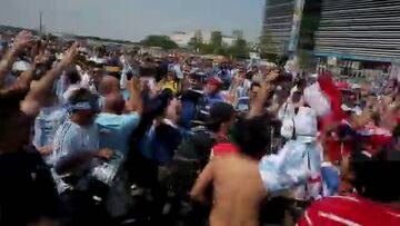 El notable duelo de hinchadas que se vivió afuera del estadio