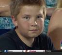 Nadie le aguanta la mirada a este pequeño fan del béisbol