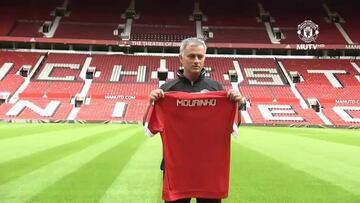 Mou posó con la camiseta del ManU como un red devil más
