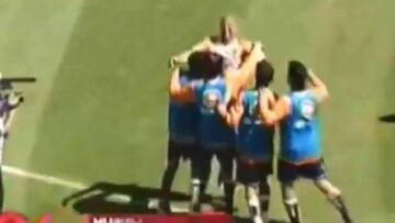 La curiosa canción que le dedicaron a Suazo en México