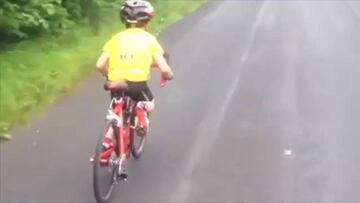 A Froome le sale un pequeño imitador en pleno descenso