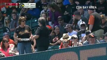 ¡Elogio a la inutilidad!: Captura la pelota con su almuerzo