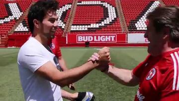 'Checo' Pérez jugó una 'cascarita' con el cuerpo técnico de Xolos