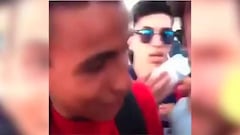 Messi, acosado por varios seguidores en el puerto de Ibiza