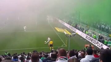 ¡Qué crack! El juez de línea se pone a jugar con el balón