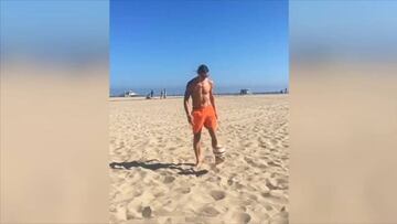 Así le pega el rey del United: pelotazo directo a Cantona