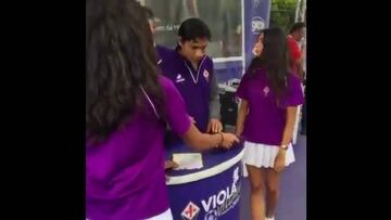 Fotos y autógrafos: el día del Mati con hinchas de Fiorentina