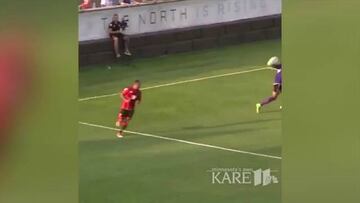 No hay un gol más ridículo: ¿qué hace ese portero?