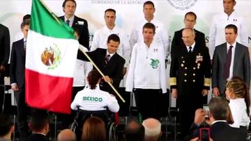 Daniela Campuzano y Nely Miranda recibieron la bandera