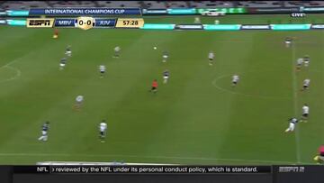 ?El extraordinario golazo desde el centro del campo de la Juve!