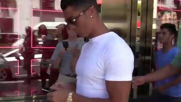 Cristiano pushes off fan who tries to take selfie