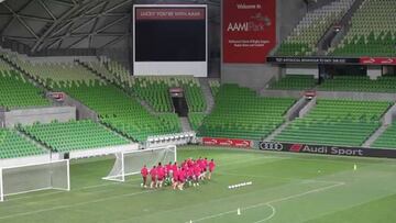 Simeone no aguanta el frío de Australia: ¡Ni un segundo paró!