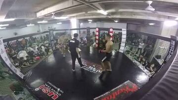 ¡Corre Marcus, corre! Un luchador huye del rival