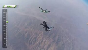 Salta casi desde 8.000 metros sin paracaídas y no muere