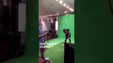 La graciosa sesión de fotos de Charles Aránguiz en el Bayer