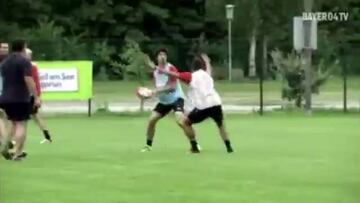 El divertido duelo de rugby que jugó Charles y el Leverkusen