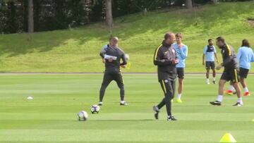 La cara de pasmo de Stones en el entrenamiento del City