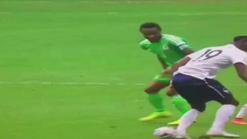 Particular bienvenida a la Premier de Obi Mikel a Pogba