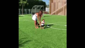 Messi publicó tierno video con los primeros pasos de su hijo