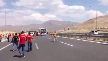Ataque en Turquía: ultras apedrean bus del Besiktas
