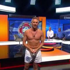 Lineker cumple su promesa... ¡y presenta en calzoncillos!