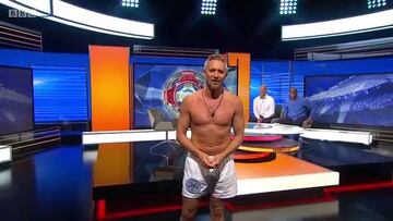 Lineker cumple su promesa... ¡y presenta en calzoncillos!