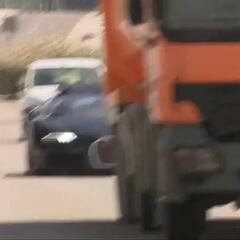 Un camión de cemento impide a Cristiano lucir su Bugatti