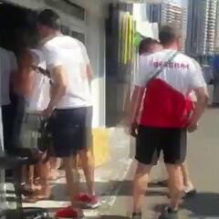 Doble medallista de oro hace fila para comer en McDonald's