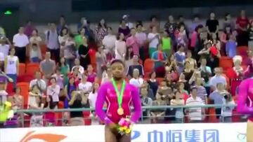 Graciosa entrega de medallas de Simone Biles