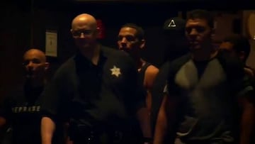 Conor McGregor la lía a botellazos en una presentación