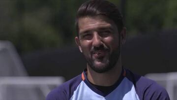David Villa aprende cómo manejar un bate de béisbol