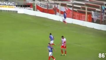 ¡Hizo el gol del empate y la barra rival le lanzó un termo!
