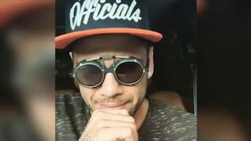 Dani Alves canta y baila en plena calle desde su coche